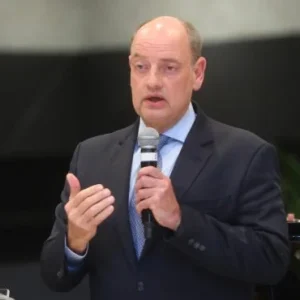 Governador Interino do RJ, Ricardo Couto, Implementa Teto para Cargos Comissionados e Amplia Exonerações em Busca de Ajuste Fiscal