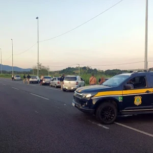 PRF Realiza Operação de Segurança Viária em Itaguaí: Mais de 50 Veículos Fiscalizados e Irregularidades Identificadas