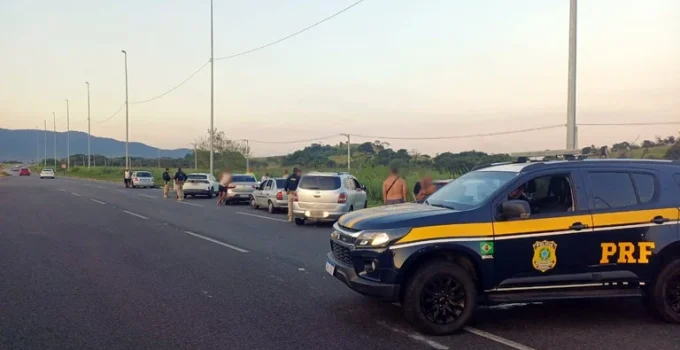 PRF Realiza Operação de Segurança Viária em Itaguaí: Mais de 50 Veículos Fiscalizados e Irregularidades Identificadas