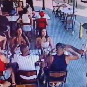 Vídeo: Bandido armado rouba clientes em bar tradicional de Piedade, Zona Norte do Rio