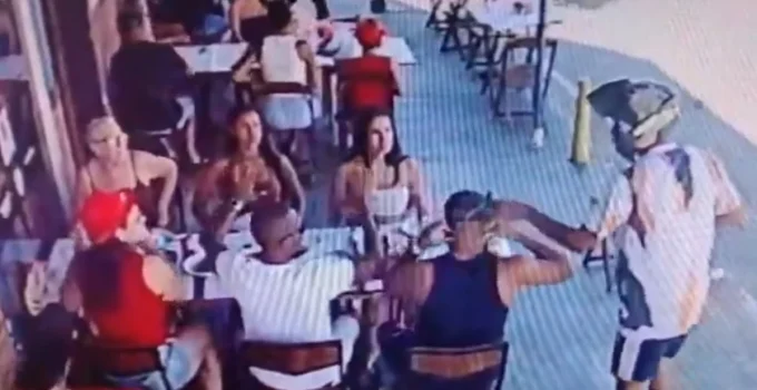 Vídeo: Bandido armado rouba clientes em bar tradicional de Piedade, Zona Norte do Rio