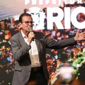 Eduardo Paes lidera pesquisa e pode ser eleito governador do RJ em 1º turno, aponta Paraná Pesquisas