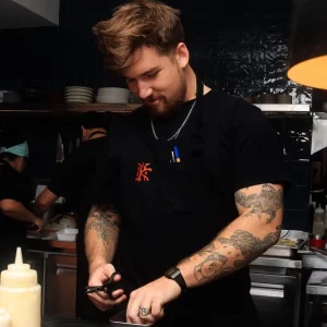 Pedro Coronha: Chef Carioca Inspira Pratos com Sabores do Mar e Conquista Reconhecimento Michelin