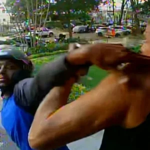 Vídeo: Assaltante de moto ataca morador em plena luz do dia em frente a condomínio em Laranjeiras, Rio de Janeiro