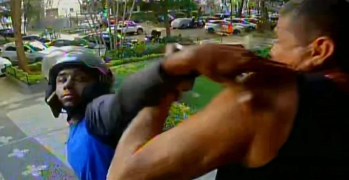 Vídeo: Assaltante de moto ataca morador em plena luz do dia em frente a condomínio em Laranjeiras, Rio de Janeiro