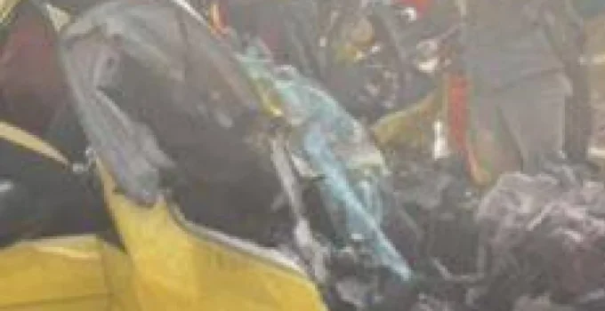 Motorista Fica Gravemente Ferido em Acidente com Dois Carros na Avenida Governador Leonel de Moura Brizola em Duque de Caxias