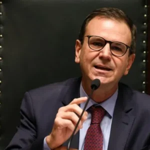 Eduardo Paes lidera corrida pelo governo do Rio de Janeiro, aponta pesquisa Genial/Quaest; Castro tem alta desaprovação