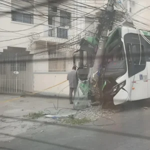 Motorista passa mal e ônibus bate violentamente em poste na Rua São Luiz Gonzaga, em São Cristóvão, Zona Norte do Rio