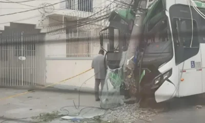 Motorista passa mal e ônibus bate violentamente em poste na Rua São Luiz Gonzaga, em São Cristóvão, Zona Norte do Rio