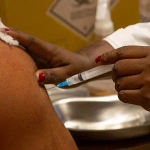 Rio de Janeiro suspende vacinação contra gripe para público geral por falta de doses; campanha em escolas segue