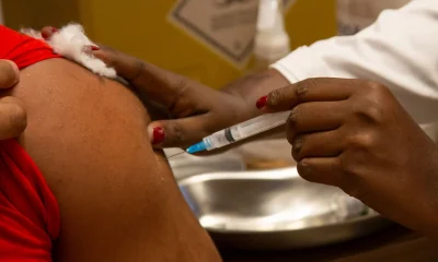 Rio de Janeiro suspende vacinação contra gripe para público geral por falta de doses; campanha em escolas segue