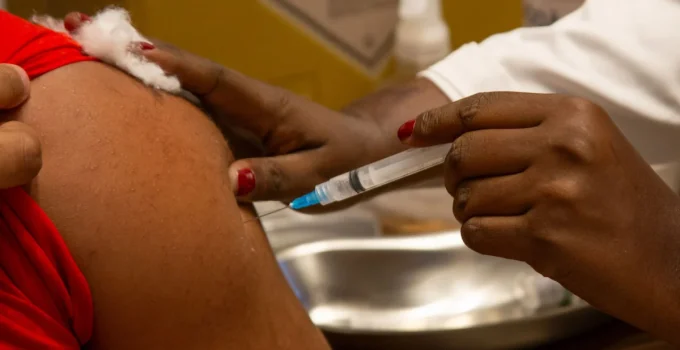 Rio de Janeiro suspende vacinação contra gripe para público geral por falta de doses; campanha em escolas segue