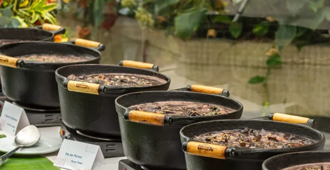 Pestana Rio Atlântica celebra Dia das Mães com feijoada e roda de samba com vista para Copacabana