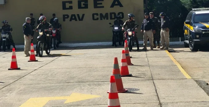 PRF capacita motociclistas do Exército Brasileiro em pilotagem defensiva e segurança no trânsito no RJ
