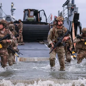 Marinhas do Brasil e França realizam exercício anfíbio conjunto na costa do Rio de Janeiro
