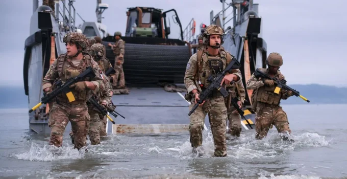 Marinhas do Brasil e França realizam exercício anfíbio conjunto na costa do Rio de Janeiro