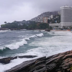 Alerta de Ressaca no Rio de Janeiro: Ondas de até 3 metros e Previsão de Chuva para o Fim de Semana