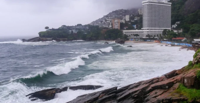 Alerta de Ressaca no Rio de Janeiro: Ondas de até 3 metros e Previsão de Chuva para o Fim de Semana