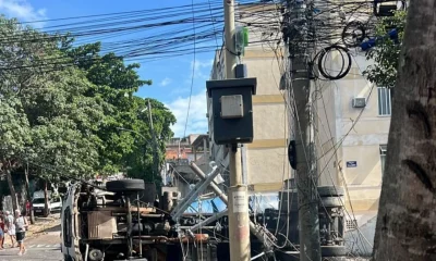 Caminhão Derruba Poste no Cachambi e Causa Interrupção de Energia Elétrica e Trânsito