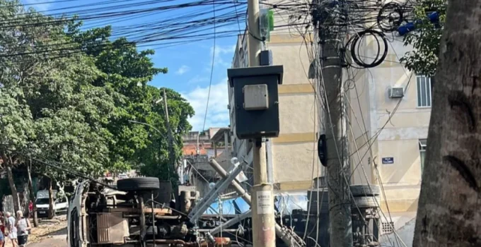 Caminhão Derruba Poste no Cachambi e Causa Interrupção de Energia Elétrica e Trânsito