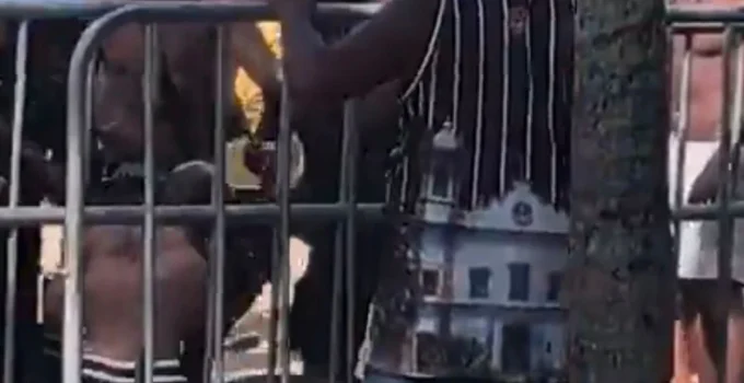 Homem nu é agredido por grupo na Praia de Copacabana; Guarda Municipal investiga o caso