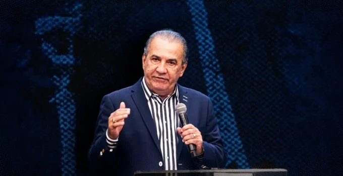 Silas Malafaia acena apoio a Flávio Bolsonaro em culto no Rio e critica STF e governo Lula
