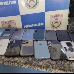 Adolescente é Apreendida com 28 Celulares Roubados na Avenida Brasil, no Rio de Janeiro