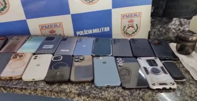 Adolescente é Apreendida com 28 Celulares Roubados na Avenida Brasil, no Rio de Janeiro