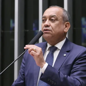 Carro blindado do deputado federal Max Lemos é alvejado em tentativa de assalto na BR-116, no Rio de Janeiro