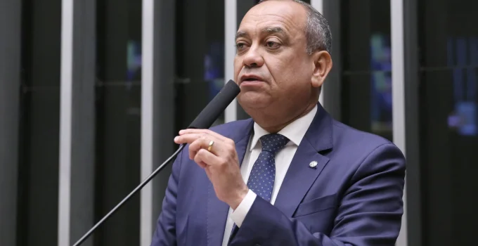 Carro blindado do deputado federal Max Lemos é alvejado em tentativa de assalto na BR-116, no Rio de Janeiro
