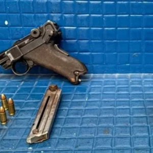 Pistola Luger Parabellum de 1940, usada na Segunda Guerra Mundial, é apreendida com suspeito no Andaraí, Rio de Janeiro