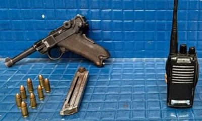 Pistola Luger Parabellum de 1940, usada na Segunda Guerra Mundial, é apreendida com suspeito no Andaraí, Rio de Janeiro