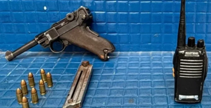 Pistola Luger Parabellum de 1940, usada na Segunda Guerra Mundial, é apreendida com suspeito no Andaraí, Rio de Janeiro