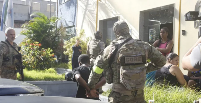 Operação Rastreio: Polícia Civil desarticula esquema do TCP de roubo e desbloqueio de celulares no Rio e SP