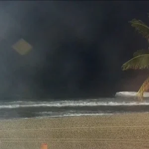 Ressaca no Rio de Janeiro: Ondas de até 3 metros atingem a orla com alerta de perigo até terça-feira