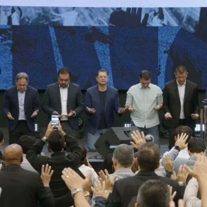 Flávio Bolsonaro recebe apoio de Silas Malafaia em culto no Rio de Janeiro para pré-candidatura à Presidência