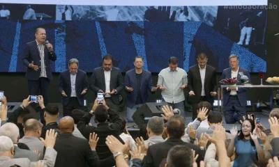 Flávio Bolsonaro recebe apoio de Silas Malafaia em culto no Rio de Janeiro para pré-candidatura à Presidência