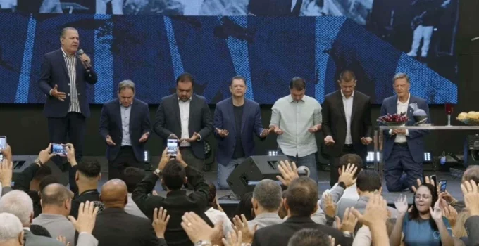 Flávio Bolsonaro recebe apoio de Silas Malafaia em culto no Rio de Janeiro para pré-candidatura à Presidência