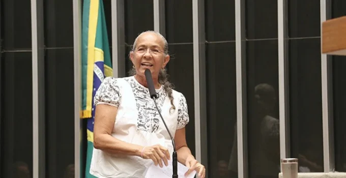 Morre Sacha de Moraes Carvalho, filho da deputada Heloisa Helena, aos 42 anos, vítima de parada cardiorrespiratória
