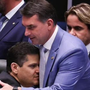 Grupo de Flávio Bolsonaro articula apoio de Alcolumbre para sucessão do governo do RJ e pressiona Congresso