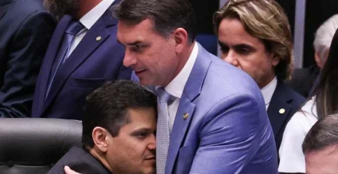 Grupo de Flávio Bolsonaro articula apoio de Alcolumbre para sucessão do governo do RJ e pressiona Congresso