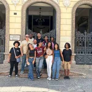Jovens de Volta Redonda do Cras Monte Castelo Embarcam em Viagem Cultural ao Espaço Cultural da Marinha no Rio