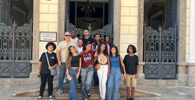 Jovens de Volta Redonda do Cras Monte Castelo Embarcam em Viagem Cultural ao Espaço Cultural da Marinha no Rio