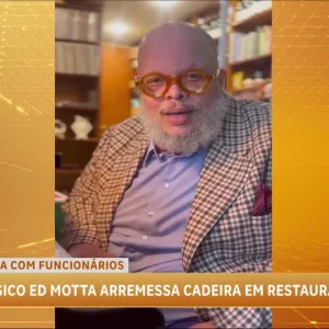 Ed Motta arremessa cadeira em restaurante no Rio após discussão sobre taxa de rolha; cantor admite embriaguez