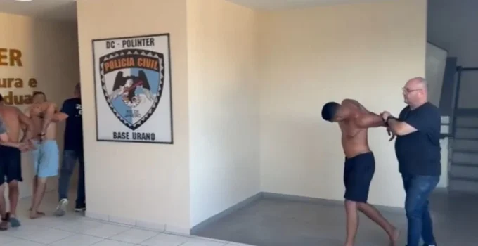 Traficante oferece R$ 10 mil para evitar prisão em operação da Polícia Civil na Lapa, Rio de Janeiro