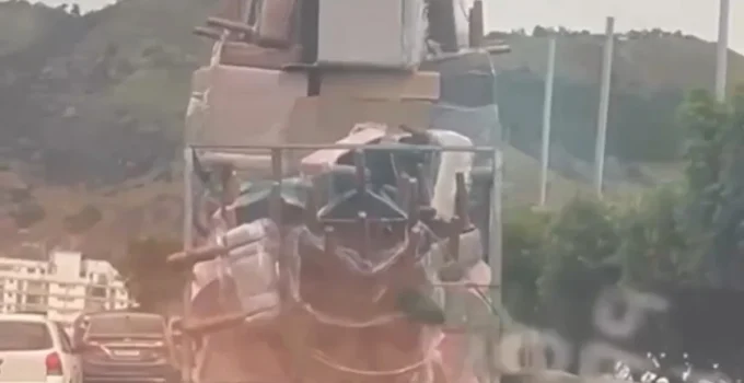 Caminhonete com Pilha de Cadeiras a 4 Metros de Altura Causa Revolta na Linha Amarela, Rio de Janeiro
