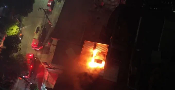Incêndio de Grandes Proporções Destrói Loja de Conveniência em Posto de Combustíveis na Tijuca, Rio de Janeiro