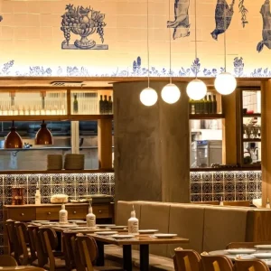 Restaurante Português Sardinha Abre Unidade em Niterói e Traz Tradição das Tabernas para o Plaza Shopping
