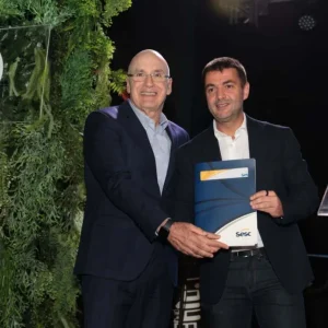 Presidente da Fecomércio RJ é homenageado na abertura do Sindepat Summit, evento que reúne o trade de turismo e lazer no Rio de Janeiro