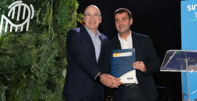 Presidente da Fecomércio RJ é homenageado na abertura do Sindepat Summit, evento que reúne o trade de turismo e lazer no Rio de Janeiro